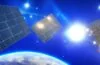 In einem modernen, lichtdurchfluteten Serverraum durchfließen warme Sonnenstrahlen sanft die Reihen glänzender Speicherchips und Leiterplatten, während fokussierte IT-Experten in entspannter Atmosphäre konzentriert an Bildschirmen arbeiten – ein lebendiges Sinnbild für die innovative Brücke des Speicher-Tiering zwischen Chip-Performance und Datenzugriff.