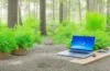 Eine helle, moderne Büroszene mit entspannten Menschen unterschiedlichster Herkunft, die bei natürlichem Tageslicht konzentriert an Laptops und Tablets arbeiten, umgeben von dezent technischer Ausstattung und Pflanzen, die gemeinsam an Lösungen für digitalen Datenschutz und politische Verantwortung in einer offenen, freundlichen Atmosphäre diskutieren.