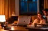 Eine lichtdurchflutete, lebendige Büroszene mit engagierten Menschen unterschiedlicher Herkunft, die konzentriert vor Laptops sitzen und in natürlichem Tageslicht konzentriert Daten markieren, während warme Farbtöne und ein freundliches Miteinander Optimismus und den Wandel in der Welt der KI-Datenannotation einfangen.