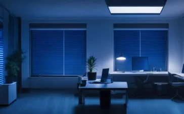 Ein hell erleuchtetes Büro mit einem nachdenklich lächelnden Menschengesicht im Vordergrund, der fokussiert auf einen modernen Laptop blickt, während sanftes Tageslicht durch große Fenster fällt und eine warme Atmosphäre von Vertrauen und ethischer Verantwortung im Umgang mit Künstlicher Intelligenz schafft.