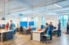 Ein lichtdurchflutetes modernes Büro mit jungen, nachdenklich aber zuversichtlich agierenden IT-Talenten im Gespräch, deren Mimik Wärme und Zukunftshoffnung ausstrahlt, umgeben von natürlichem Tageslicht und realistisch gestalteter technischer Ausstattung in einem eleganten, klaren Editorial-Stil.