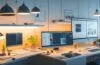 Ein warm ausgeleuchtetes, modernes Büro mit kreativen Webdesignern in lebendiger Zusammenarbeit, umgeben von skizzenhaften Wireframes und leuchtenden Bildschirmen, die innovative digitale Projekte ausstrahlen, eingefangen in natürlichem Tageslicht für eine freundliche, motivierende Atmosphäre.