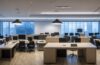 Ein hell erleuchtetes, modernes Büro mit warmem Tageslicht, in dem eine diverse Gruppe von Fachleuten konzentriert und doch entspannt an Laptops und Tablets arbeitet, während im Hintergrund eine große Tafel mit komplexen Daten und Diagrammen eine Atmosphäre intensiver Forschung und technischer Innovation vermittelt.