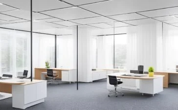 Ein warm erleuchtetes, modernes Büro mit einem konzentrierten Forscher, der vor einem Bildschirm sitzt, auf dem komplexe Daten und Diagramme schemenhaft zu erkennen sind – das natürliche Licht flutet durch große Fenster und schafft eine freundliche, einladende Atmosphäre, die den Innovationsgeist und die Hoffnung auf technologische Lösungen für die Herausforderungen von KI-Halluzinationen widerspiegelt.