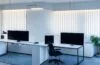 Ein hell erleuchtetes, modernes Büro mit fröhlich konzentrierten Webdesignern, die an großen Monitoren innovative, minimalistische Interfaces mit klarer Typografie und harmonischen Farbverläufen entwickeln, umgeben von warmem Tageslicht und lebendiger Atmosphäre, die Zukunftsvisionen digitaler Kreativität und technologischer Menschlichkeit einfängt.