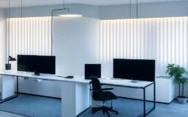 Ein hell erleuchtetes, modernes Büro mit fröhlich konzentrierten Webdesignern, die an großen Monitoren innovative, minimalistische Interfaces mit klarer Typografie und harmonischen Farbverläufen entwickeln, umgeben von warmem Tageslicht und lebendiger Atmosphäre, die Zukunftsvisionen digitaler Kreativität und technologischer Menschlichkeit einfängt.