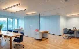 Ein warm beleuchtetes, modernes Büro mit klaren Linien und natürlichem Tageslicht, in dem ein konzentrierter Mann mittleren Alters – repräsentativ für einen Technologie-CEO – entspannt vor mehreren Bildschirmen mit digitalen Diagrammen und KI-Datenmodellen sitzt, während im Hintergrund ein großes Fenster eine sonnige Skyline mit urbaner Dynamik zeigt, die den Wandel und die Herausforderung in der KI-Ära symbolisiert.