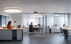Ein warm beleuchtetes, modernes Büro mit freundlichen Menschen in angeregtem Gespräch um einen Laptop, die bei natürlichem Tageslicht Vertrauen schaffen und den Fokus auf transparente Kommunikation und verantwortungsvollen Kundenservice symbolisieren.