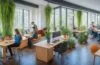 Eine lebendige Aufnahme junger Menschen in einem modernen, lichtdurchfluteten Co-Working-Space, die konzentriert an Laptops und Tablets arbeiten, umgeben von warmen Holztönen und natürlichen Pflanzen, während natürliches Sonnenlicht durch große Fenster fällt und eine Atmosphäre von Hoffnung, Engagement und zukunftsweisender Technologie vermittelt.