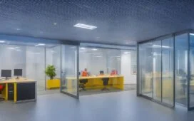 Ein lebhaft beleuchtetes, modernes Büro mit einem entspannten Entwicklerteam, das bei natürlichem Tageslicht konzentriert an moderner Softwarearchitektur rund um Container-Registries arbeitet, während warme Farbtöne und ein einladendes Ambiente den Innovationsgeist und die teamorientierte Atmosphäre hervorheben.