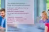 Eine sonnendurchflutete, moderne Lernumgebung mit engagierten Studierenden verschiedener Altersgruppen, die in offener Atmosphäre digital unterstützte Teamarbeit, konzentriertes Nachdenken und lebendigen Austausch pflegen – strahlend natürliches Licht unterstreicht die warme, positive Stimmung einer zukunftsorientierten Bildung im Zeitalter der Künstlichen Intelligenz.