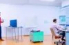 In einem hell erleuchteten, modernen Büro lächelt ein Softwareentwickler entspannt beim fokussierten Arbeiten am Laptop, umgeben von Notizen und einem übersichtlichen Whiteboard mit schematischen Skizzen – ein einladendes Bild für innovative Testing-Methoden jenseits von Mocking.