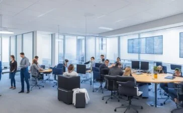 Ein hell erleuchtetes, modernes Büro mit einem kleinen Team von Softwareentwicklern in konzentrierter, aber freundlicher Atmosphäre, die gemeinsam an einem übersichtlichen Whiteboard komplexe Abläufe erklären und die Vorteile einer vereinfachten monolithischen Softwarearchitektur besprechen, wobei warmes Tageslicht durch große Fenster fällt und eine produktive sowie harmonische Stimmung schafft.