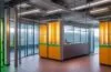 Ein warm erleuchteter, moderner Serverraum in einem nachhaltigen Rechenzentrum, in dem Sonnenlicht durch große Fenster fällt und sanfte Farbtöne von glänzenden Metallflächen und grüner Technik den Fokus auf innovative Abwärmenutzung und ökologische Zukunftstechnologie setzen.