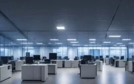 Ein hell erleuchtetes, modernes Büro mit einem konzentrierten IT-Sicherheitsexperten, der vor mehreren Bildschirmen mit komplexen Codes sitzt, umgeben von natürlichem Tageslicht und warmen Holztönen, das eine Atmosphäre von digitaler Wachsamkeit und vereinter Prävention gegen Cyberangriffe ausstrahlt.