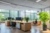 Ein warm beleuchtetes, modernes Büro mit einem freundlichen Entwicklerteam, das konzentriert an hellen Bildschirmen mit Code arbeitet, umgeben von natürlichen Pflanzen und viel Tageslicht, das eine einladende Atmosphäre von Innovation und Teamgeist ausstrahlt.