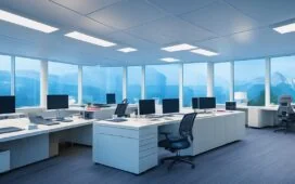 Ein lichtdurchflutetes, modernes Büro mit konzentrierten IT-Sicherheitsexperten, die vor großen Monitoren mit komplexen Grafiken und Codezeilen sitzen, umgeben von sanftem Tageslicht und warmen Holzakzenten, das vertrauensvolle Zusammenarbeit und technische Innovation im Angesicht neuer Herausforderungen symbolisiert.