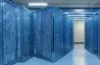 Ein lichtdurchfluteter, moderner Serverraum mit glänzenden Rack-Installationen, in dem technikaffine Mitarbeitende entspannt und konzentriert an hochauflösenden Bildschirmen ihre Systeme überwachen, während warmes Tageslicht durch große Fenster fällt und eine Atmosphäre von Zuverlässigkeit und digitaler Sicherheit schafft.