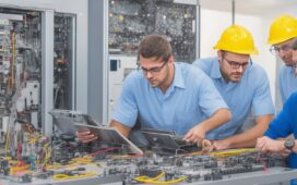 Ein heller, warm ausgeleuchteter Büroarbeitsplatz mit lächelnden IT-Experten, die konzentriert an modernen Laptops arbeiten, umgeben von dezent sichtbarer Server-Hardware und digitalen Netzwerkvisualisierungen, die eine freundliche Atmosphäre von Teamarbeit und technischer Sicherheit vermitteln.