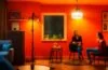 In einem hell erleuchteten, modernen Podcast-Studio sitzt eine junge Frau mit inspirierendem Lächeln vor Mikrofon und Kopfhörern, während warmes Tageslicht durch große Fenster fällt und eine Atmosphäre kreativer Zusammenarbeit und technologischer Innovation vermittelt.