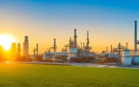 Helles, lebendiges Foto eines modernen Rechenzentrums auf einem großzügigen Industrieareal bei Sonnenaufgang, in warmer natürlicher Beleuchtung, mit klaren Details von Gebäudestrukturen und umgebender grüner Landschaft, das die Hoffnung auf neue Arbeitsplätze und nachhaltige Energielösungen in Gießen symbolisiert.