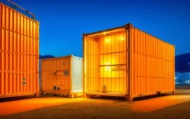 In einem hell erleuchteten, modernen Büroraum diskutiert eine Gruppe engagierter IT-Experten konzentriert und freundlich über Sicherheitsstrategien, um schlanke und sichere Container-Images erfolgreich einzusetzen, während warme Sonnenstrahlen durch große Fenster fallen und eine kooperative, zukunftsorientierte Atmosphäre schaffen.