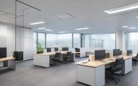 Ein warm beleuchtetes, modernes Büro mit konzentrierten Entwickler:innen vor mehreren Bildschirmen, die in freundlicher Atmosphäre gemeinsam an komplexen KI-Sicherheitslösungen arbeiten, während das weiche Tageslicht durch große Fenster fällt und den Raum mit natürlicher Frische und Zuversicht erfüllt.