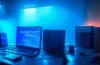In einem hell erleuchteten, modernen Büroraum sitzt ein developerfreundliches Team konzentriert an ihren Laptops, von warmem Tageslicht durchflutet, umgeben von Codescreens und Notizblöcken, während eine offene Atmosphäre von Zusammenarbeit und technischer Innovation die Szene lebendig und einladend macht.
