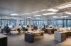 Ein freundlich strahlendes, lichtdurchflutetes Büro mit modernen Arbeitsplätzen, an denen diverse Fachleute in entspannter Atmosphäre konzentriert an digitalen Geräten arbeiten, umgeben von dezentem technologischen Ambiente und warmen Holztönen, das Sicherheitsbewusstsein und souveräne Datenkontrolle symbolisiert.