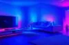 Ein hell erleuchtetes Wohnzimmer mit moderner Streaming-Hardware wie einem Fire TV Stick und schlanken Fernbedienungen auf einem Holz-Tisch, umgeben von warmem Tageslicht und einem einladenden Ambiente, das Sicherheit und gemütlichen digitalen Komfort vermittelt.