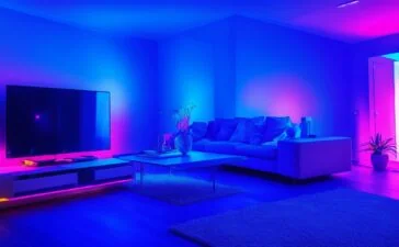 Ein hell erleuchtetes Wohnzimmer mit moderner Streaming-Hardware wie einem Fire TV Stick und schlanken Fernbedienungen auf einem Holz-Tisch, umgeben von warmem Tageslicht und einem einladenden Ambiente, das Sicherheit und gemütlichen digitalen Komfort vermittelt.