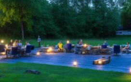 Eine symmetrisch inszenierte, lichtdurchflutete Aufnahme eines entspannt lächelnden Paares mittleren Alters, das gemeinsam an einem sonnendurchfluteten Holztisch mit modernen Laptops und Smartphones sitzt, umgeben von warmen Holztönen und sattgrünen Pflanzen, während im Hintergrund ein heller, freundlicher Arbeitsraum mit großen Fenstern klaren Fokus auf digitale Vernetzung und vertrauensvolle Zusammenarbeit vermittelt.