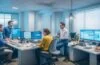 Ein strahlend helles, natürlich beleuchtetes Büro mit einem entspannten Team, das konzentriert an einem großen, modernen Bildschirm an klar strukturiertem Code arbeitet, während warme Sonnenstrahlen durch die Fenster fallen und eine freundliche, innovative Atmosphäre schaffen.