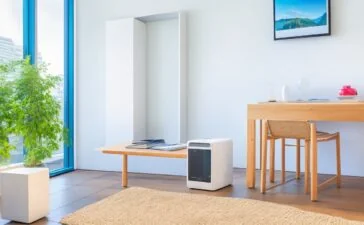 Ein helles, einladendes Wohnzimmer mit natürlichem Tageslicht, in dem ein moderner TP-Link-Router auf einem stilvollen Holztisch steht, umgeben von entspannten Menschen aller Altersgruppen, die sorglos über ihre digitalen Geräte lächeln – symbolisch für das sensible Gleichgewicht zwischen Komfort und der unsichtbaren Herausforderung der Netzwerksicherheit zu Hause.