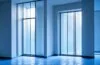 Ein strahlend hell ausgeleuchtetes, modernes Techniklabor mit einem fokussierten Ingenieur vor einem transparenten Bildschirm voller leuchtender Schaltkreise und Prozessordetails, das warme Tageslicht fällt durch große Fenster und schafft eine freundliche, inspirierende Atmosphäre voller Innovationsgeist und Zukunftsoptimismus.