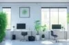 Ein lichtdurchflutetes, modernes Entwicklerbüro mit einem lächelnden Softwareingenieur vor einem großen Bildschirm voller klarer Codezeilen, umgeben von minimalistisch gestalteter Technik und grünen Pflanzen, das Wärme und fokussierte Kreativität ausstrahlt.