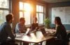Ein sonnendurchflutetes, modernes Büro mit fokussiertem Team bei strategischer Besprechung, umgeben von Laptops und Analysediagrammen, das warme Atmosphäre und professionelle Sorgfalt im nachhaltigen Linkaufbau symbolisiert.
