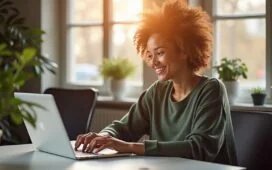 Ein hell erleuchtetes, modernes Büro mit freundlich lächelnder Person vor einem Laptop, die konzentriert kreative und produktive Ideen mit digitalen Tools und Musik-Apps ganz natürlich im warmen Tageslicht umsetzt.