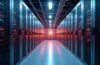 Ein warm beleuchtetes Hightech-Rechenzentrum mit modernen Serverracks und modularem Equipment, das in klaren, natürlichen Farben die Innovation und Energieeffizienz der Cisco Silicon One P200 Routing-Technologie in einem einladenden, zukunftsweisenden Umfeld verkörpert.