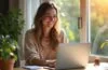 Ein heller, freundlicher Home-Workspace mit einer lächelnden Person vor einem modernen Laptop, umgeben von warmem Tageslicht und natürlichen Details, die eine positive Stimmung vermitteln und die konzentrierte Nutzung von ChatGPT im Alltag subtil symbolisieren.