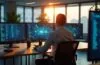 Ein hell erleuchtetes, modernes Büro mit warmem Tageslicht, in dem reflektierende Bildschirme subtile Schatten werfen und ein konzentrierter IT-Experte in legerer Kleidung vor mehreren Monitoren sitzt, die komplexe digitale Netzwerke zeigen – eine atmosphärische Momentaufnahme, die technologische Macht und Verantwortung in der globalen Cybersecurity widerspiegelt.