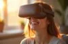 Ein strahlend hell ausgeleuchtetes, realistisch detailreiches Porträt einer jungen Person, die entspannt ein modernes, ergonomisch gestaltetes VR-Headset trägt, umgeben von warmem Tageslicht und einer einladenden, wohnlichen Umgebung, die mit sanften Farben und sanftem Lächeln die harmonische Verbindung von technologischer Innovation und komfortabler Nutzung eindrucksvoll einfängt.