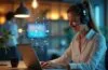 Ein warm erleuchtetes, modernes Büro mit einer lächelnden Kundenservice-Mitarbeiterin, die entspannt vor einem Laptop sitzt, während subtile digitale Elemente wie sanfte Lichtakzente und ein transparentes Hologramm im Hintergrund die empathische Verbindung zwischen Mensch und intelligenter KI symbolisieren.