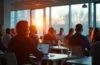 Ein heller, einladender Konferenzraum voller dynamischer Technologie-Experten in angeregtem Austausch vor großen, lichtdurchfluteten Fenstern, die modernste IT-Geräte und nachhaltige Innovationen in einem freundlichen, warmen Ambiente zeigen.