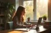 Eine helle, freundliche Büroszene mit einer jungen, nachdenklichen Studentin vor einem Laptop, umgeben von Notizbüchern und warmem Tageslicht, das durch ein großes Fenster fällt und das ethische Dilemma im Spannungsfeld von KI-gestützter Prüfung und akademischer Integrität subtil sichtbar macht.
