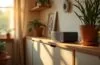 Ein heller, wohnlich gestalteter Raum, in dem eine moderne Bose SoundTouch-Lautsprecherbox sanft auf einem Regal neben frischen Pflanzen und gemütlicher Dekoration steht, während warmes Tageslicht sanft durch ein Fenster fällt und eine Atmosphäre von vertrauter Technik und stiller Melancholie schafft.