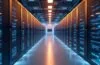 Ein hell erleuchtetes, modernes Rechenzentrum mit klaren, realistischen Details zeigt in warmem, natürlichem Licht die Kombination aus eleganten Server-Racks, energieeffizienter Hardware und einem dynamisch gestalteten Kontrollraum, der die zukunftsweisende Verschmelzung von Hochleistungs-Chips und hybriden Cloud-Technologien einfühlsam widerspiegelt.