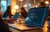 Ein hell erleuchteter Arbeitsplatz mit einem aufgeschlagenen Laptop, auf dessen Bildschirm ein Programmiercode in Visual Studio Code in natürlichem Licht klar erkennbar ist, umgeben von entspannten Entwickler:innen in einem modernen, freundlichen Büro, die konzentriert und doch gelassen an komplexer Software arbeiten – eine warme, einladende Szene, die die verborgene Gefahr unsichtbarer Unicode-Manipulationen subtil widerspiegelt.