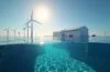 Strahlend beleuchtetes, modernes Unterwasser-Rechenzentrum in kristallklarem blauen Meer mit sanft schimmernden Offshore-Windturbinen im Hintergrund, das durch warme Sonnenstrahlen und realistische Details eine zukunftsweisende, nachhaltige IT-Innovation in harmonischer Verbindung von Technik und Natur ausstrahlt.