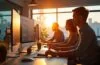 Ein modernes Entwicklerteam arbeitet konzentriert und harmonisch zusammen an mehreren Bildschirmen in einem lichtdurchfluteten, offenen Büro, während warme Sonnenstrahlen durch die Fenster fallen und die Atmosphäre von intelligenter Zusammenarbeit und technologischer Leichtigkeit einfangen.